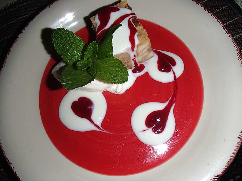 https://avxooeizmq.cloudimg.io/infobonaire.com/wp-content/uploads/2021/09/breeze-n-bites-bonaire-culinair-dessert.jpg